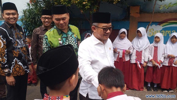 Saat kunjungan kerja pertamanya sebagai Menteri Pendidikan Dasar dan Menengah (Mendikdasmen), Abdul Muti mengajar siswa di SDN 59 Palembang pada Jumat (1/11/2024).