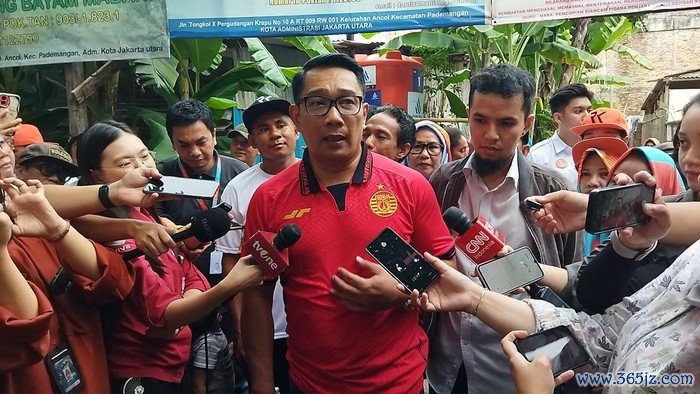 Ridwan Kamil pakai jersey Persija