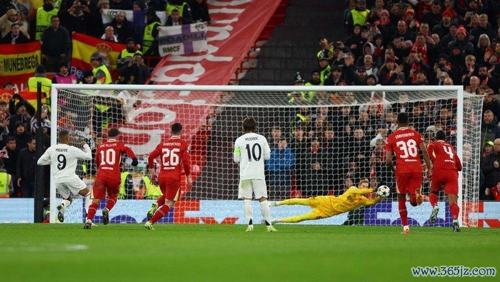 Soccer Football - Champions League - Liverpool v Real Madrid - Anfield, Liverpool, Britain - November 27, 2024Liverpools Cody Gakpo celebrates scoring their second goal with Virgil van Dijk and Ibrahima Konate REUTERS/Molly Darlington