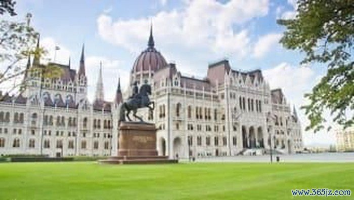 Gedung Parlemen di Hungaria ini memiliki daya tarik sendiri yang dikunjungi oleh 700 ribu wisatawan per tahun. Seperti inilah wujudnya.